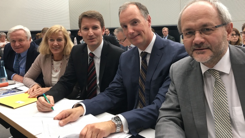 v.l.: Bernhard Schulte-Drüggelte (Kreis Soest), Christel Voßbeck-Kayser (Märkischer Kreis), Patrick Sensburg (Hochsauerlandkreis), Matthias Heider (Kreis Olpe-Märkischer Kreis) und Volkmar Klein (Kreis Siegen-Wittgenstein) v.l.: Bernhard Schulte-Drüggelte (Kreis Soest), Christel Voßbeck-Kayser (Märkischer Kreis), Patrick Sensburg (Hochsauerlandkreis), Matthias Heider (Kreis Olpe-Märkischer Kreis) und Volkmar Klein (Kreis Siegen-Wittgenstein)