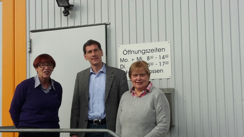 Jens Kamieth MdL mit Sybille Klein (links) und Anne Schäfer von der Siegener Tafel