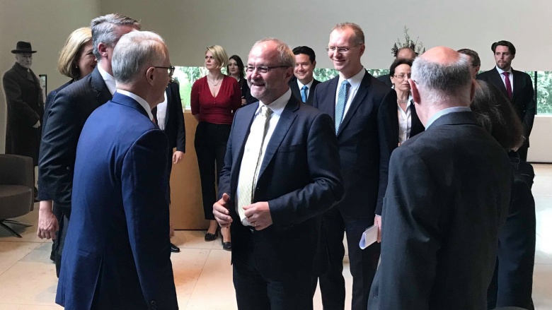 Volkmar Klein begrüßt den australischen Premierminister Malcolm Turnbull auf einer Veranstaltung der Konrad-Adenauer-Stiftung in Berlin